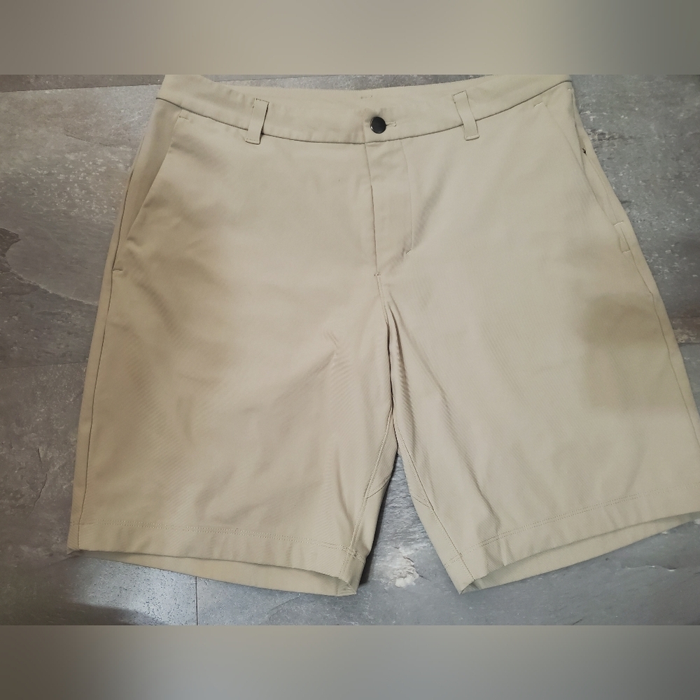Lululemon Commission Classic-Fit Short 9" *Warpstreme. Light Tan. 33 US. Stain.